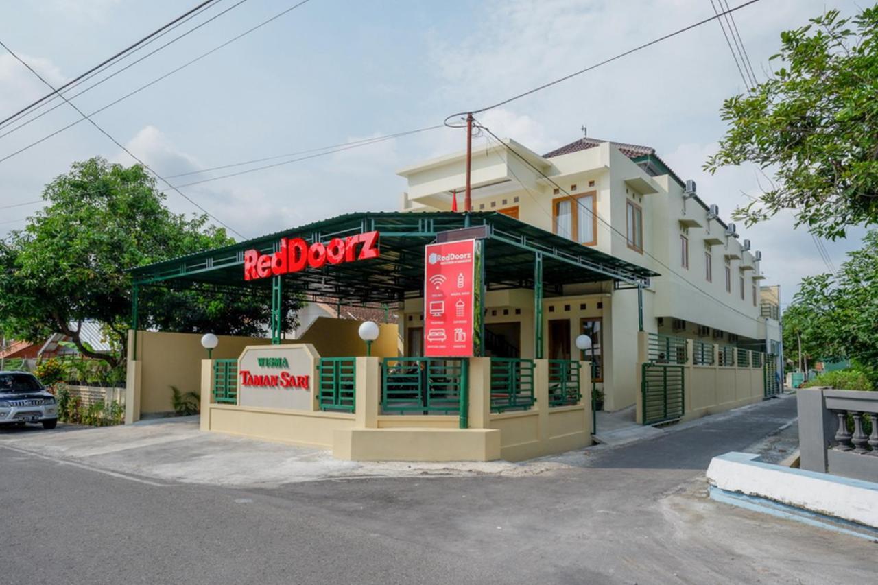 Reddoorz Near Stadion 45 Karanganyar Karanganyar  Zewnętrze zdjęcie